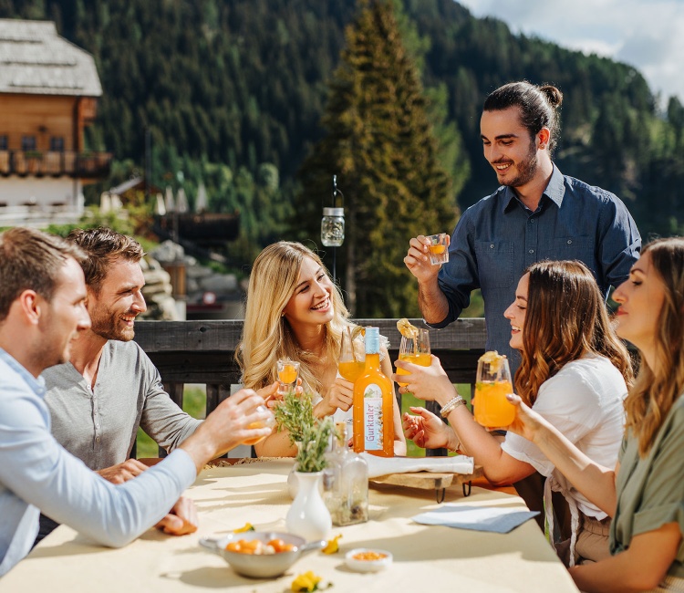Freunde genießen Zusammen Gurktaler Alpen-Aperitif Cocktails
